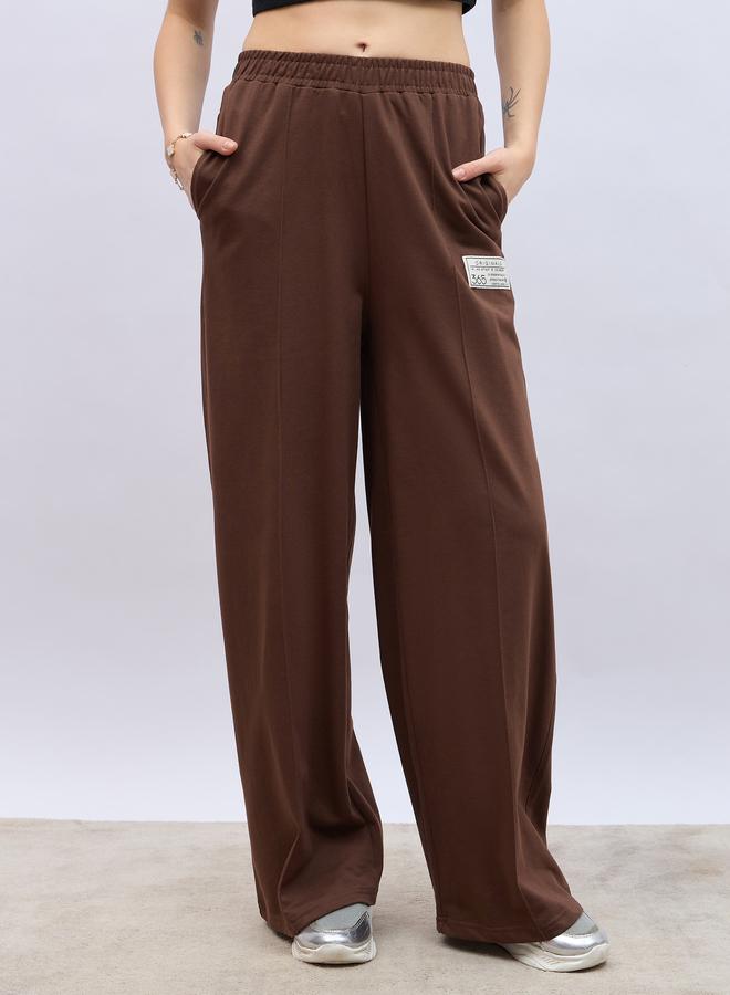 ستايلي جوغر بأرجل واسعة وتفاصيل شارة - Image 1